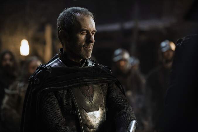 On découvre Stephen Dillane dans la peau de Stannis Baratheon, prétendant au Trône dès la saison 2