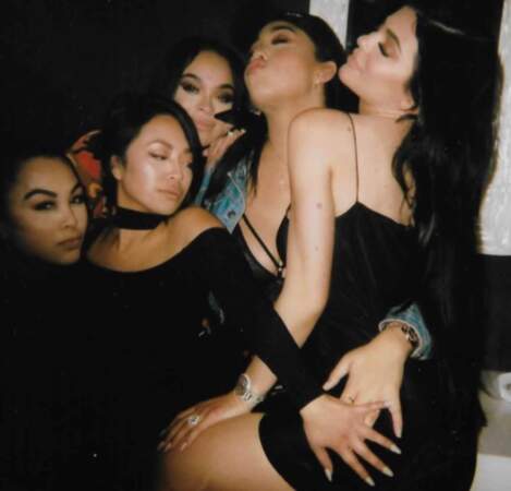 Chaleuuuur ! Kylie Jenner prend une pose sensuelle lors d'une soirée entre filles ! 