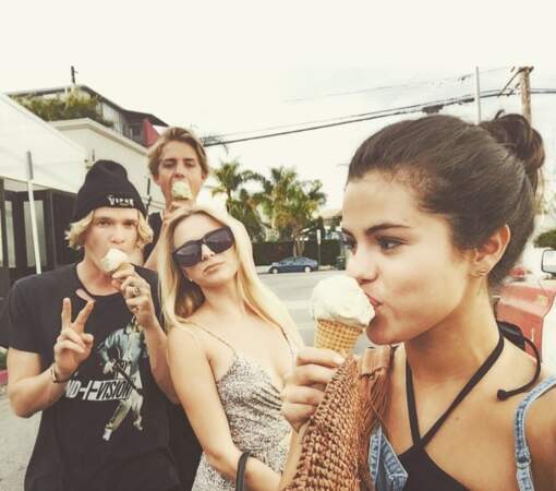 Selena Gomez profite de l'été avec ses copains.