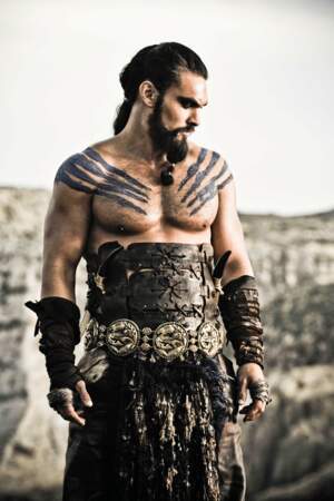 Le fameux Khal Drogo de Game of Thrones. Ses tatouages sur le bras sont très bien masqués.