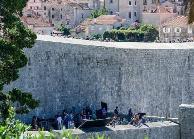 Bienvenue en Croatie ! La forteresse de Dubrovnik, où les badauds observent les premières scènes, sert de décor.