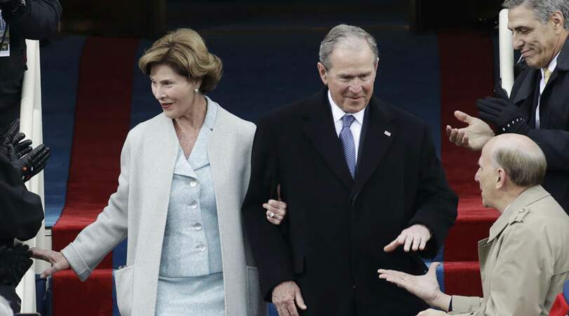 Ancien président républicain, George W. Bush et son épouse Laura profitent d'un petit bain de foule au Capitole