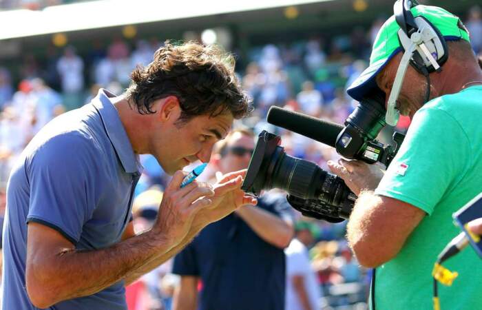 Toujours aussi sympa ce Roger Federer, dès qu'il peut sourire à la caméra...   
