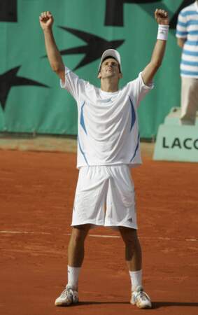 Djokovic triomphe à Roland-Garros en 2006. Un succès terrien en 3 sets secs (7-6 7-6 6-3).