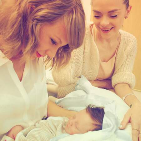 Et Taylor Swift a rencontré son filleul, Leo Thames (trop d'amour).