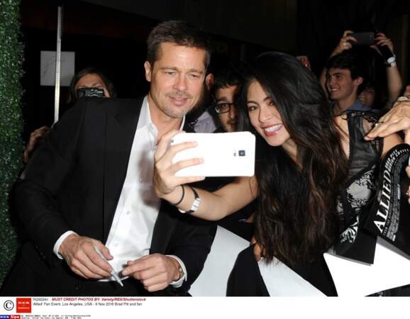 Brad Pitt fait aussi plaisir à son public en se prêtant au jeu des selfies !