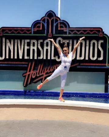 Eva Longoria s'éclate comme une folle à l'Universal Studios d'Hollywood.