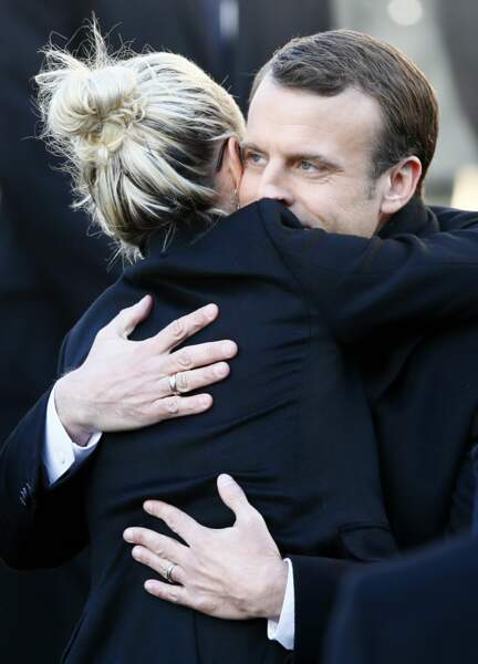 Læticia Hallyday dans les bras d'Emmanuel Macron, avant le discours du Président de la République. 