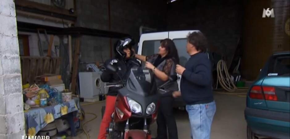 Alerte, alerte : Sandrine est montée sur la moto !