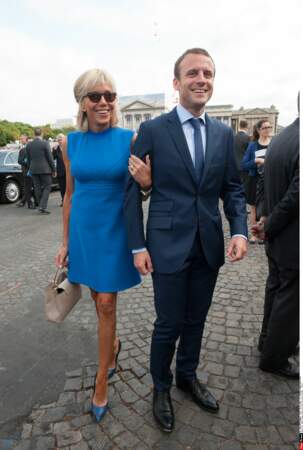 Brigitte Macron ose les escarpins assortis à la robe bleue électrique