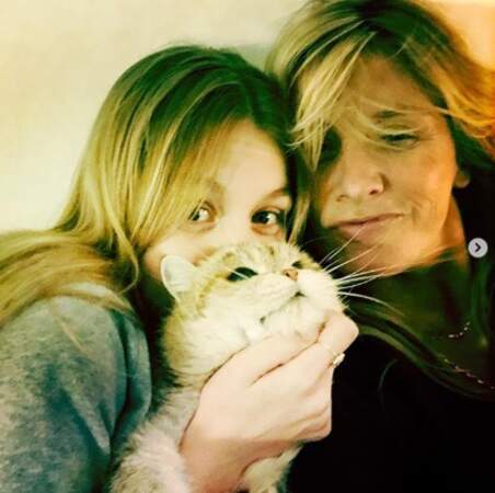 Trop chou : selfie de famille pour Sarah Poniatowski, sa fille Yasmine Lavoine et leur chat Penny. 