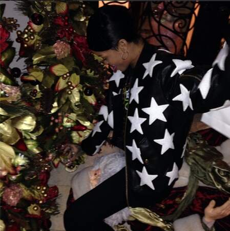 Rihanna, elle, tente de pervertir le Père-Noël...