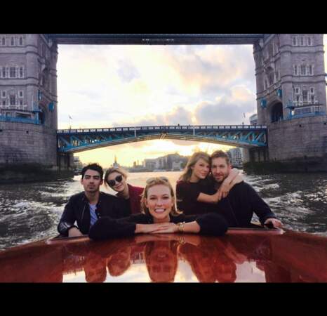 Taylor Swift a visité Londres avec sa moitié Calvin Harris et ses amis.