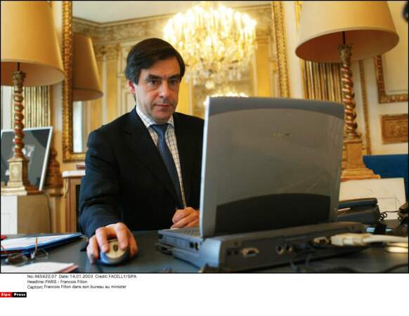 Au bureau de son ministère en 2003, François Fillon manie un ordinateur portable... d'un autre temps