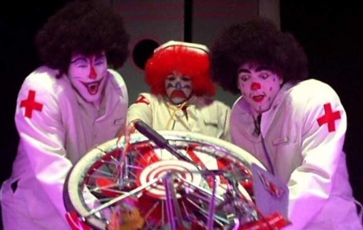 Dans Pee-Wee Big Adventure (1985), le héros va faire la rencontre de vils clowns docteurs maléfiques 