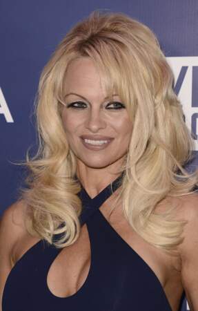 Grlp (bruit d'étranglement de gorge) ! Pamela Anderson a, merci mon dieu, dit oui à Papa bricole et non à X-Files !