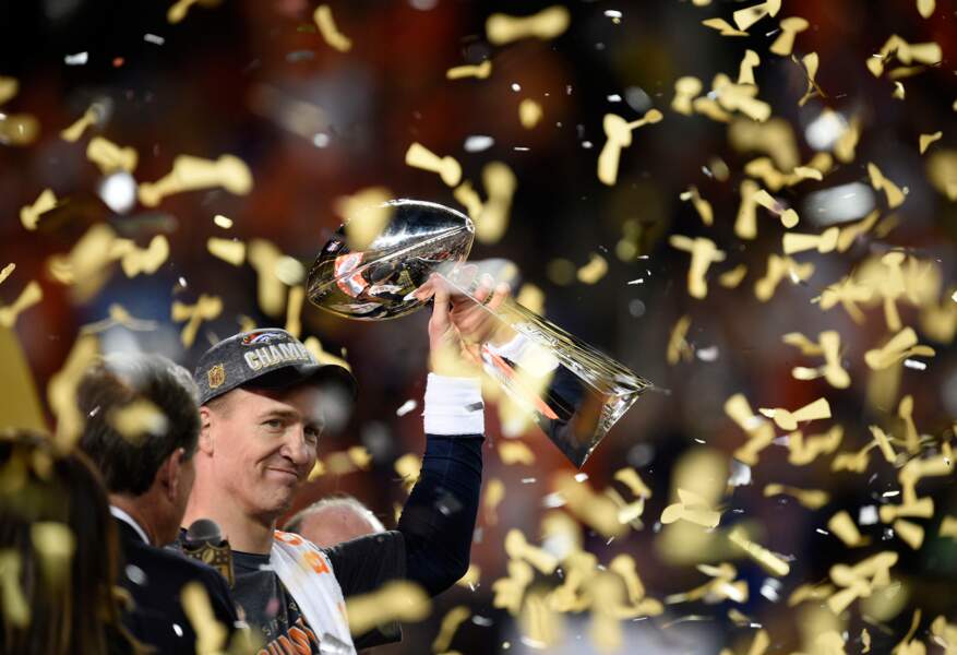 La belle image de ce Super Bowl, c'est Peyton Manning, 39 ans, souleva...