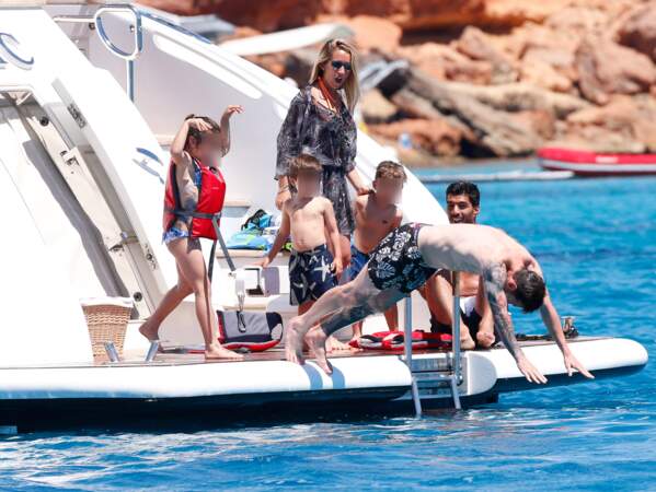 Même en vacances, Lionel Messi travaille ses plongeons !