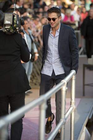 Robert Pattinson avant de faire son entrée sur le plateau du Grand Journal à Cannes