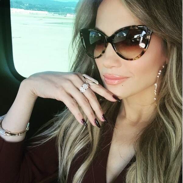On continue avec Jennifer Lopez et ses lunettes XXL 