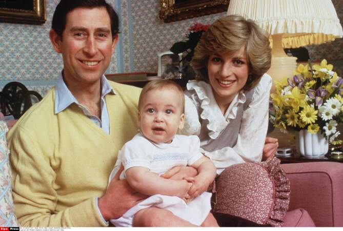 En 1983, le prince Charles et Diana posent avec William âgé de 8 mois, il est né le 21 juin 1982