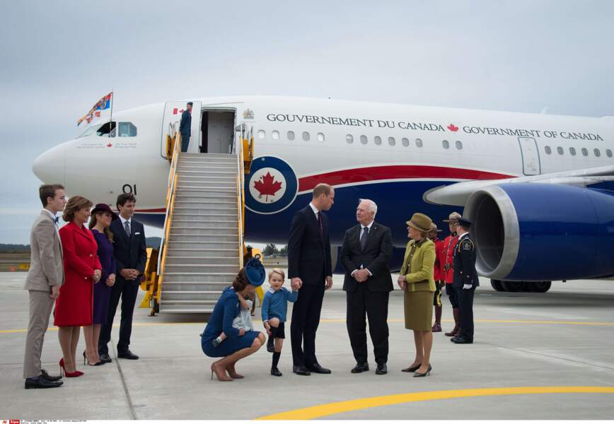 Le couple du Premier Ministre et du Gouverneur de l'état accueille la famille royale sur le tarmac de Victoria