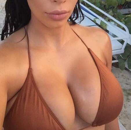 Kim Kardashian, elle, préfère le sexy. Près d'1 million de likes pour sa poitrine en pleine grossesse. 