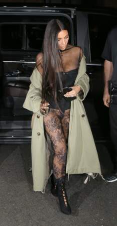Accident de lingérie pour Kim Kardashian dans les rues de Paris, le samedi