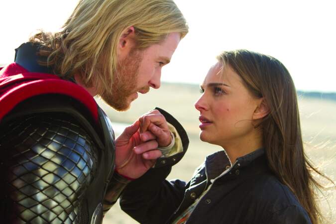 Dans Thor (2011), Portman incarne Jane Foster une scientifique qui tombe amoureuse du beau blond bodybuildé