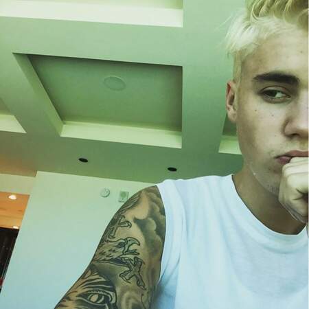 Justin Bieber a l'air plutôt songeur quant à sa nouvelle couleur de cheveux. Vous validez ?