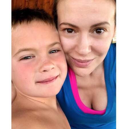 Selfie mère-fils pour Alyssa Milano et son petit Milo. 