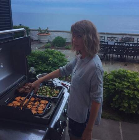 Pour l'occasion, Taylor Swift nous prépare un petit BBQ. Pas trop salé stp.