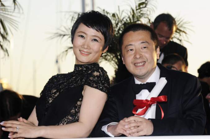 Jia Zhangke remporte le Prix du Scénario pour Tian Zhu Ding et pose avec Tao Zhao