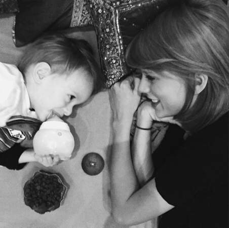 Si Taylor Swift n'a pas encore d'enfant, elle adore jouer avec ceux des autres !