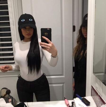 Kylie Jenner poste en toute simplicité malgré sa casquette bizarre,