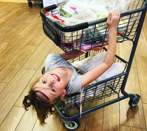 L'astuce de Milla Jovovich pour faire les courses tranquille : coincer sa fille dans le caddie. Pas bête. 