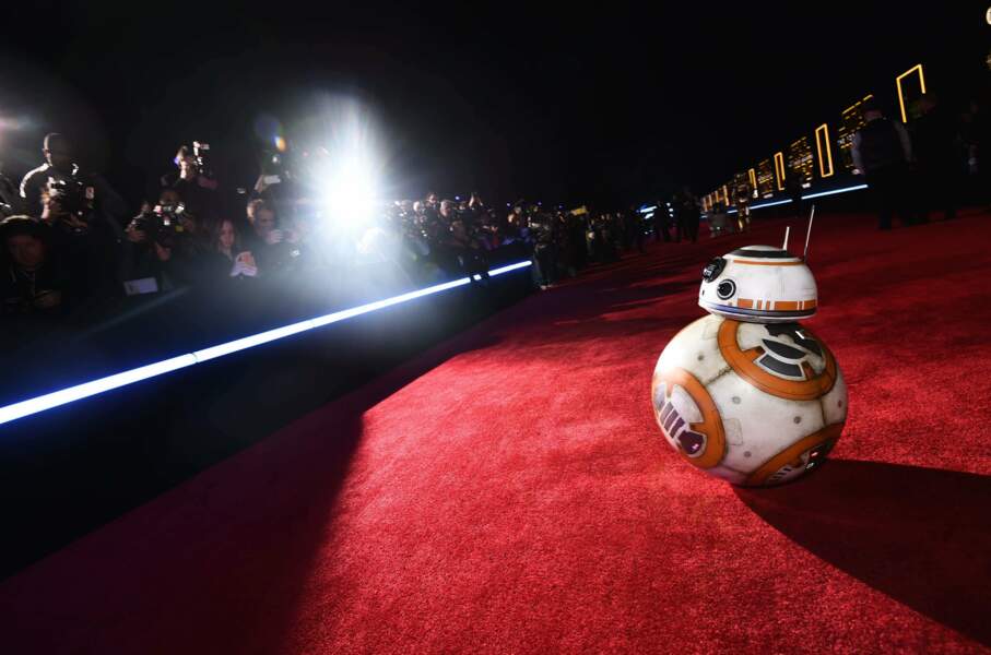 BB-8, la vraie star du film, les photographes n'en avaient que pour lui !