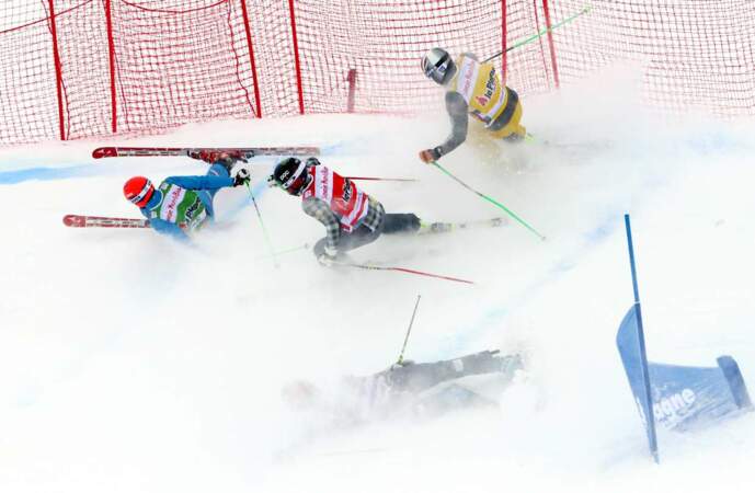 Ça bataille dans la poudreuse, lors de la Coupe du monde de skicross !