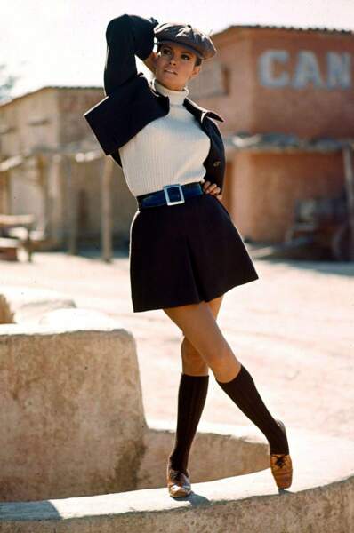 Béret, pull à col roulé et grandes chaussettes pour Raquel Welch dans le western "Bandolero !"