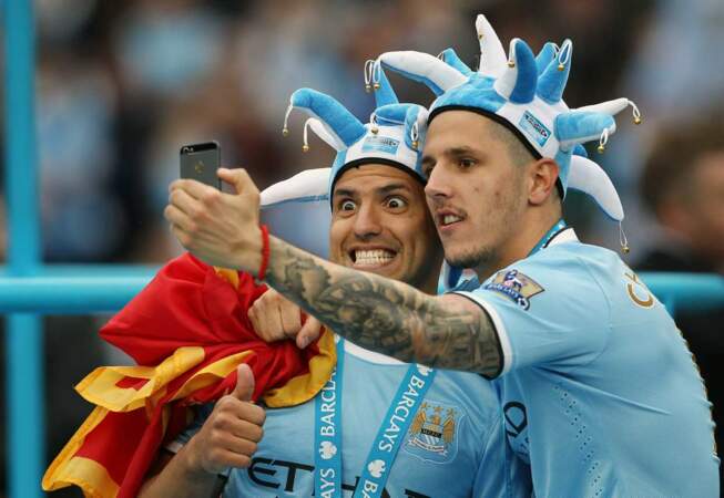 Stevan Jovetic et Sergio Aguero ont eux opté pour le selfie . En bonus, le chapeau à clochettes. Mythique. 