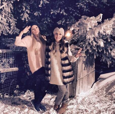 Sympa la cliché dans la neige d'Amélie Neten et sa copine Anaïs Camizuli !