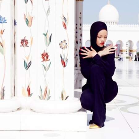 Rihanna devant la mosquée Cheikh Zayed.
