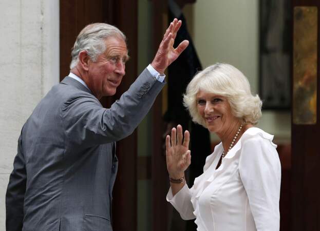 Puis ce fut au tour de Charles et Camilla d'aller faire connaissance avec le petit prince...