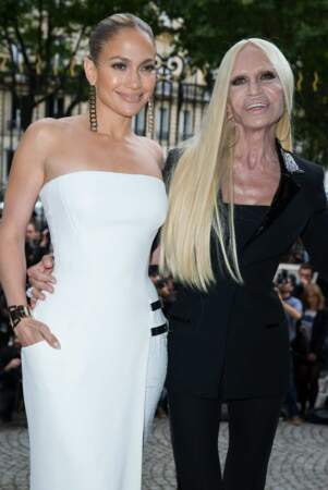 A côté de Donatella Versace, c'est un total look black & white ! 