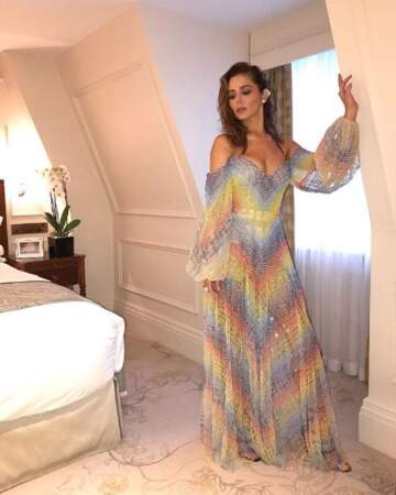 Cheryl Cole a dégoté une robe aux couleurs de l'arc-en-ciel et on est un peu jaloux, on l'avoue. 