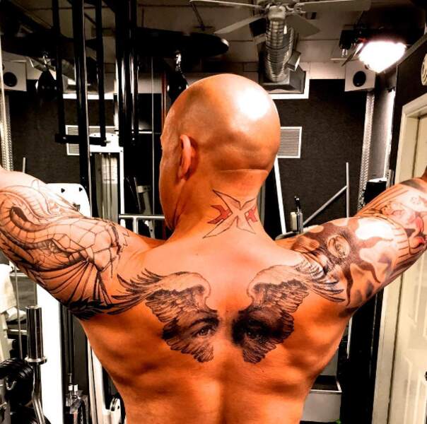 Vin Diesel a renfilé ses faux tatouages pour le tournage du nouveau xXx. 