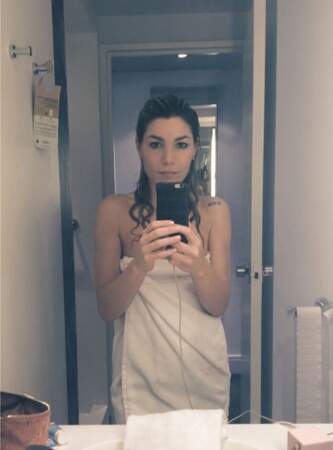 Lola Marois a fait un selfie sexy après la douche