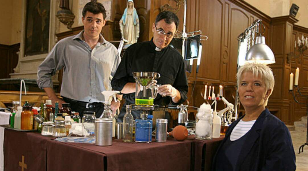 En 2004, Jean Dell participe pour la quatrième fois à la série de TF1. Dans "Tous en choeur", il joue frère Mathieu