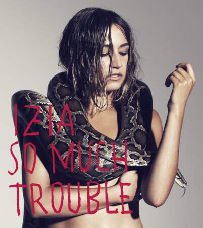 Pour la cover de son deuxième album, So Much Trouble, Izia sort le collier en python véritable.