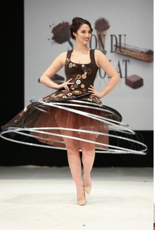 Charlotte Namura et sa robe tout en cercles, au Salon du Chocolat 2016